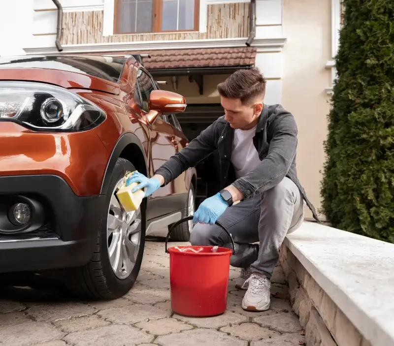 Lavage auto à domicile Sarthe : professionnel intervenant sur un véhicule